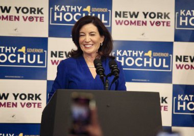 3 Kasım 2022, New York, ABD: New York Valisi Hochul, ABD Başkan Yardımcısı Harris 'in New York' taki Barnard Koleji 'ne yaptığı ziyarette bir GOTV etkinliğinde açıklama yaptı. Eski Dışişleri Bakanı ve Demokrat Parti Başkanlığı adayı
