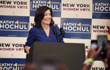 ABD Başkan Yardımcısı Harris New York 'taki Barnard Koleji' nde yaptığı açıklamada Vali Hochul 'un sözlerini aktardı. 3 Kasım 2022, New York, ABD: ABD Başkan Yardımcısı Harris 'in New York' taki Barnard Koleji ziyareti sırasında New York Valisi Hochul 