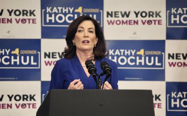 ABD Başkan Yardımcısı Harris New York 'taki Barnard Koleji' nde yaptığı açıklamada Vali Hochul 'un sözlerini aktardı. 3 Kasım 2022, New York, ABD: ABD Başkan Yardımcısı Harris 'in New York' taki Barnard Koleji ziyareti sırasında New York Valisi Hochul 