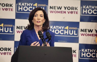 ABD Başkan Yardımcısı Harris New York 'taki Barnard Koleji' nde yaptığı açıklamada Vali Hochul 'un sözlerini aktardı. 3 Kasım 2022, New York, ABD: ABD Başkan Yardımcısı Harris 'in New York' taki Barnard Koleji ziyareti sırasında New York Valisi Hochul 