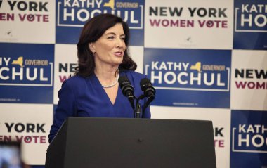 3 Kasım 2022, New York, ABD: New York Valisi Hochul, ABD Başkan Yardımcısı Harris 'in New York' taki Barnard Koleji 'ne yaptığı ziyarette bir GOTV etkinliğinde açıklama yaptı. Eski Dışişleri Bakanı ve Demokrat Parti Başkanlığı adayı