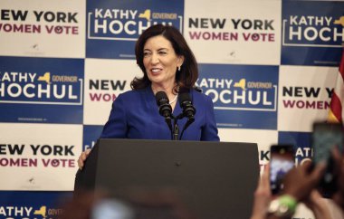 3 Kasım 2022, New York, ABD: New York Valisi Hochul, ABD Başkan Yardımcısı Harris 'in New York' taki Barnard Koleji 'ne yaptığı ziyarette bir GOTV etkinliğinde açıklama yaptı. Eski Dışişleri Bakanı ve Demokrat Parti Başkanlığı adayı