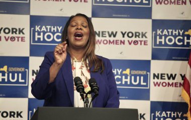 ABD Başkan Yardımcısı Harris New York 'ta Vali Hochul ile birlikte Barnard Koleji' nde yaptığı açıklamada Letitia James 'in sözlerini aktardı. 3 Kasım 2022, New York, ABD: ABD Başkan Yardımcısı Harris New York 'taki Barnard Koleji ziyareti sırasında Letitia James 