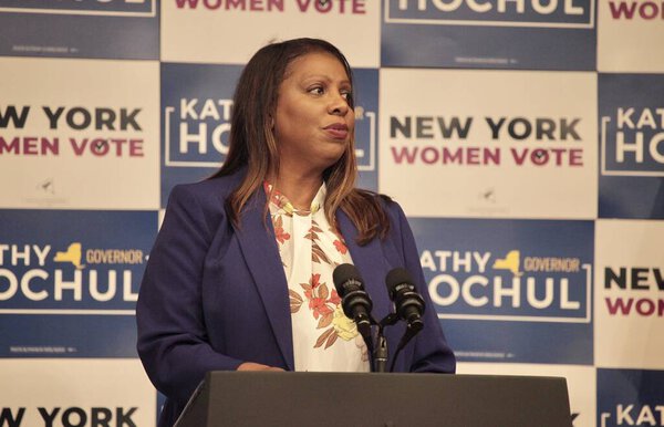 3 ноября 2022 года, Нью-Йорк, США: Летиция Джеймс во время визита вице-президента США Харриса в Барнард-колледж в Нью-Йорке, когда она выступает с речью на мероприятии GOTV с губернатором Кэти Хочул (D-NY) и вице-губернатором Дельгадо. 