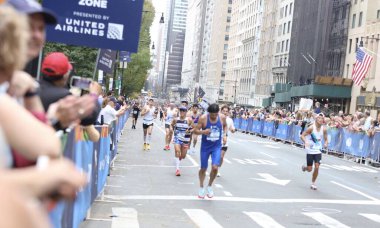 Kenyalı Chebet & Lokedi NYC Maratonu 'nu kazandı. 6 Kasım 2022, New York, ABD: 33 yaşındaki Kenyalı Evans Chebet, Brezilyalı Daniel do Santos 'u 2 saat 8 dakika 41 saniye geçerek New York Maratonu' nu kazandı.