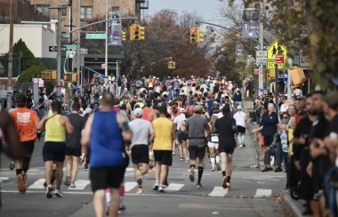 26.2 mil NYC Maratonu 50.000 sporcuyla başladı. 6 Kasım 2022, New York, ABD: 26.2 mil New York City Maratonu yaklaşık 50.000 sporcunun katılımıyla başlıyor ve şehrin beş ilçesinde koşuyor. 