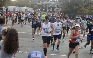 26.2 mil NYC Maratonu 50.000 sporcuyla başladı. 6 Kasım 2022, New York, ABD: 26.2 mil New York City Maratonu yaklaşık 50.000 sporcunun katılımıyla başlıyor ve şehrin beş ilçesinde koşuyor. 