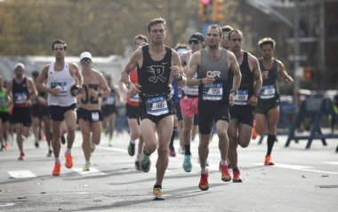 26.2 mil NYC Maratonu 50.000 sporcuyla başladı. 6 Kasım 2022, New York, ABD: 26.2 mil New York City Maratonu yaklaşık 50.000 sporcunun katılımıyla başlıyor ve şehrin beş ilçesinde koşuyor. 