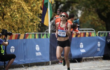 Kenyalı Chebet & Lokedi NYC Maratonu 'nu kazandı. 6 Kasım 2022, New York, ABD: 33 yaşındaki Kenyalı Evans Chebet, Brezilyalı Daniel do Santos 'u 2 saat 8 dakika 41 saniye geçerek New York Maratonu' nu kazandı.