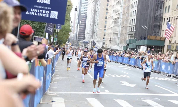 케냐의체 마라톤 대회에서 2022 에번스 베트가 브라질의 다니엘 토스를 제치고 — 스톡 사진