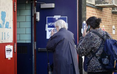 New York 'ta 2022 Vize Seçimleri. 8 Kasım 2022, New York, ABD: New Yorklular Cumhuriyetçiler, Demokratikler, Senatörler ve Kongre Üyeleri seçmek için New York 'ta MARY LINDLEY MURRAY P.S.116 okulunda ara seçimler sırasında oy kullanıyorlar 