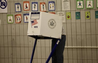 New York 'ta 2022 Vize Seçimleri. 8 Kasım 2022, New York, ABD: New Yorklular Cumhuriyetçiler, Demokratikler, Senatörler ve Kongre Üyeleri seçmek için New York 'ta MARY LINDLEY MURRAY P.S.116 okulunda ara seçimler sırasında oy kullanıyorlar 