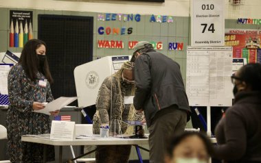 New York 'ta 2022 Vize Seçimleri. 8 Kasım 2022, New York, ABD: New Yorklular Cumhuriyetçiler, Demokratikler, Senatörler ve Kongre Üyeleri seçmek için New York 'ta MARY LINDLEY MURRAY P.S.116 okulunda ara seçimler sırasında oy kullanıyorlar 