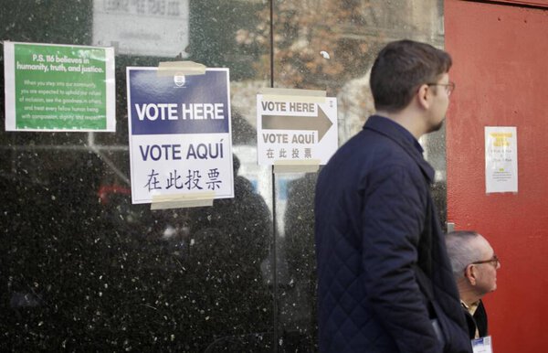 Промежуточные выборы в Нью-Йорке. 8 ноября 2022 года, Нью-Йорк, США: Нью-Йоркцы голосуют на промежуточных выборах в Школе Мэри Линдли Мюррей P.S.116, в Нью-Йорке, чтобы избрать губернаторов, сенаторов и конгрессменов от республиканцев, демократов 