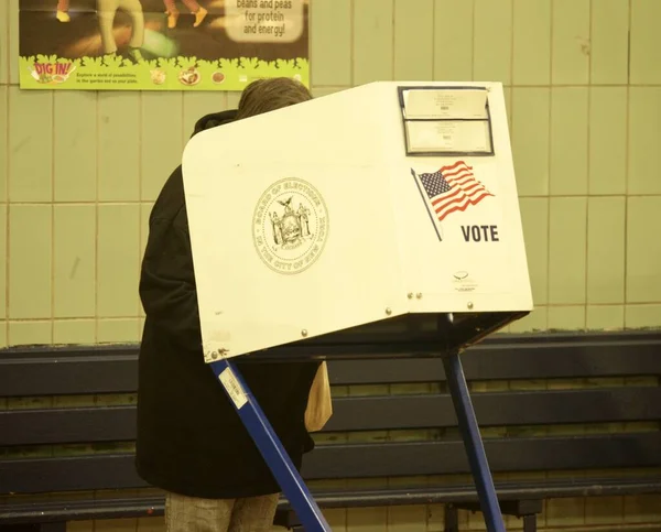 2022年ニューヨーク州での中間選挙 2022年11月8日 ニューヨーク州ニューヨーク市 メアリー リンドレー ムレイ選挙区で中間選挙中に投票するニューヨーク州知事 上院議員 共和党 民主党議員を選出 — ストック写真