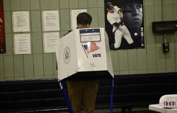 2022年纽约中期选举 2022年11月8日 美国纽约 纽约人在纽约选举共和党 民主党的州长 参议员和国会议员的中期选举中投票 — 图库照片