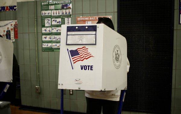 Промежуточные выборы в Нью-Йорке. 8 ноября 2022 года, Нью-Йорк, США: Нью-Йоркцы голосуют на промежуточных выборах в Школе Мэри Линдли Мюррей P.S.116, в Нью-Йорке, чтобы избрать губернаторов, сенаторов и конгрессменов от республиканцев, демократов 