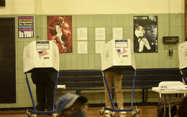 Промежуточные выборы в Нью-Йорке. 8 ноября 2022 года, Нью-Йорк, США: Нью-Йоркцы голосуют на промежуточных выборах в Школе Мэри Линдли Мюррей P.S.116, в Нью-Йорке, чтобы избрать губернаторов, сенаторов и конгрессменов от республиканцев, демократов 