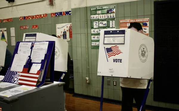2022年纽约中期选举 2022年11月8日 美国纽约 纽约人在纽约选举共和党 民主党的州长 参议员和国会议员的中期选举中投票 — 图库照片