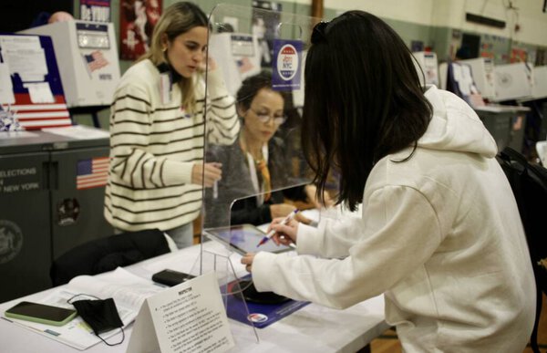 Промежуточные выборы в Нью-Йорке. 8 ноября 2022 года, Нью-Йорк, США: Нью-Йоркцы голосуют на промежуточных выборах в Школе Мэри Линдли Мюррей P.S.116, в Нью-Йорке, чтобы избрать губернаторов, сенаторов и конгрессменов от республиканцев, демократов 