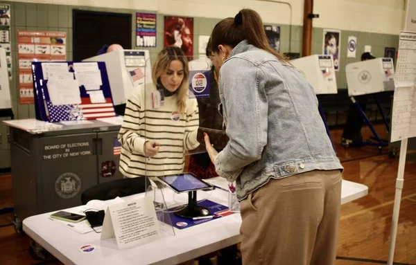 2022年ニューヨーク州での中間選挙 2022年11月8日 ニューヨーク州ニューヨーク市 メアリー リンドレー ムレイ選挙区で中間選挙中に投票するニューヨーク州知事 上院議員 共和党 民主党議員を選出 — ストック写真