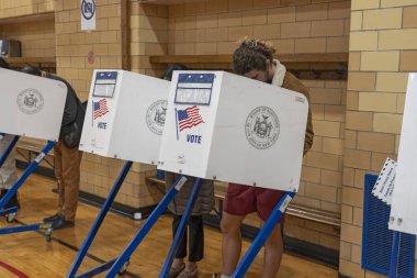 2022 vize seçimleri: New York seçimleri. 08 Kasım 2022, New York, ABD: Halk, New York 'un Queens ilçesinde 08 Kasım 2081 tarihinde PS 171 oylama bölgesinde oy kullandı.. 