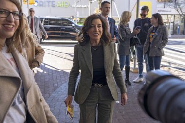 (2022 vize seçimleri: New York Hochul. 08 Kasım 2022, New York, ABD: New York Eyalet Valisi Kathy Hochul ABD 'li vekil Alexandria Ocasio-Cortez, Senatör Gianaris ve diğerleriyle Woodside metro istasyonunda bir araya geldi. 