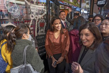 (2022 vize seçimleri: New York Hochul. 08 Kasım 2022, New York, ABD: New York Eyalet Valisi Kathy Hochul ABD 'li vekil Alexandria Ocasio-Cortez, Senatör Gianaris ve diğerleriyle Woodside metro istasyonunda bir araya geldi. 