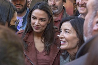 (2022 vize seçimleri: New York Hochul. 08 Kasım 2022, New York, ABD: New York Eyalet Valisi Kathy Hochul ABD 'li vekil Alexandria Ocasio-Cortez, Senatör Gianaris ve diğerleriyle Woodside metro istasyonunda bir araya geldi. 