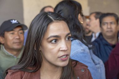 (2022 vize seçimleri: New York Hochul. 08 Kasım 2022, New York, ABD: New York Eyalet Valisi Kathy Hochul ABD 'li vekil Alexandria Ocasio-Cortez, Senatör Gianaris ve diğerleriyle Woodside metro istasyonunda bir araya geldi. 