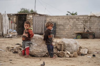 Filistinliler kuşatma ve soğuk hava altında zor bir hayat yaşıyorlar. 9 Kasım 2022, Gazze, Filistin: Güney Gazze Şeridi 'ndeki Han Yunus' taki bu kampta ve hava sıcaklığındaki değişimle bazı Filistinliler yaşıyor 