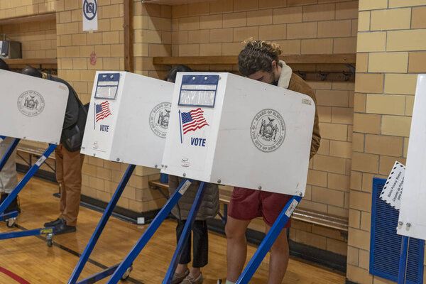 Промежуточные выборы 2022: Голосование в Нью-Йорке. 08 ноября 2022 года, Нью-Йорк, США: Люди проголосовали в день выборов на месте голосования на PS 171 08 ноября 2081 года в районе Квинс в Нью-Йорке. 