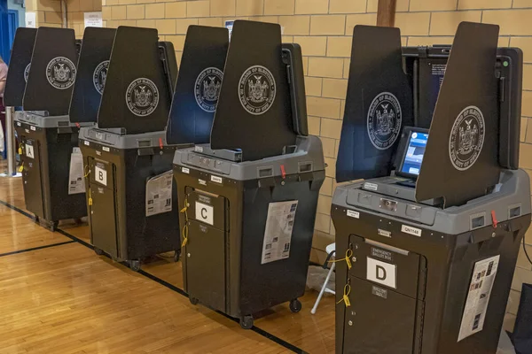2022年 ニューヨーク州選挙 2022年11月8日アメリカ合衆国ニューヨーク州ニューヨーク市 2081年11月8日のPs 171の投票所で行われた選挙の日に投票した — ストック写真