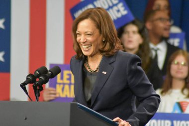 Biden ve Kamala Harris miting sırasında açıklama yapıyorlar. 10 Kasım 2022, Washington: ABD Başkanı Joe Biden ve Başkan Yardımcısı Kamala Harris, seçim gününün ardından düzenlenen mitingde açıklama yaptı