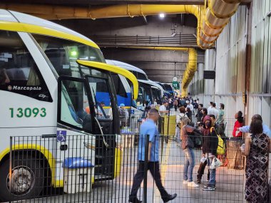 Sao Paulo 'daki Tiete otobüs terminalinde yoğun hareket var. 11 Kasım 2022, Sao Paulo, Brezilya: Cumhuriyet tatil gezisi ilanı için 11 Kasım Cuma günü Sao Paulo 'daki Tiete otobüs terminalinde yoğun hareket