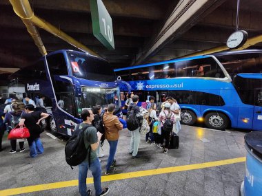 Sao Paulo 'daki Tiete otobüs terminalinde yoğun hareket var. 11 Kasım 2022, Sao Paulo, Brezilya: Cumhuriyet tatil gezisi ilanı için 11 Kasım Cuma günü Sao Paulo 'daki Tiete otobüs terminalinde yoğun hareket