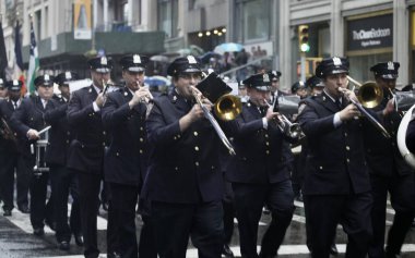 11 Kasım 2022, New York, ABD: New York Şehri 103. Gaziler Günü Geçidi, Madison Square Parks Eternal Light Staff 'ta resmi çelenk seremonisi ve bir dakikalık saygı duruşuyla başlıyor. Çelenkler yabancı müttefikler tarafından sunulacak.