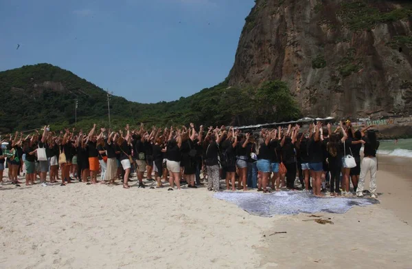 stock image Act in defense of women's freedom in Rio de Janeiro. November 11, 2022, Rio de Janeiro, Brazil: Act in defense of freedom and violence against women, in Almirante Julio de Noronha square, in front of Leme beach, in Rio de Janeiro