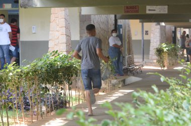 Adaylar Enem 'in Natal' daki sınav yerlerine geliyor. 13 Kasım 2022, Natal, Rio Grande do Norte, Brezilya: Adaylar 13 Kasım Pazar günü Nantal, Rio Grande do Norte 'deki test yerlerine ulaşırlar.).