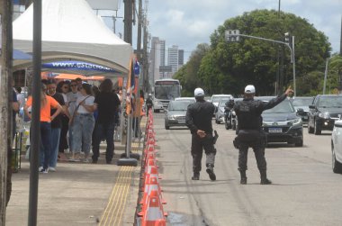 Adaylar Enem 'in Natal' daki sınav yerlerine geliyor. 13 Kasım 2022, Natal, Rio Grande do Norte, Brezilya: Adaylar 13 Kasım Pazar günü Nantal, Rio Grande do Norte 'deki test yerlerine ulaşırlar.).