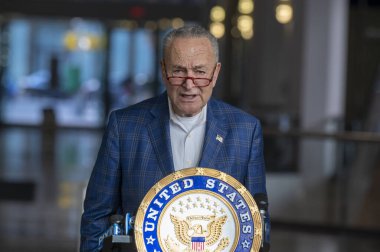 Senatör Schumer 'ın Demokratların Senatoyu Kontrolü Altında Tutması Sonrası Tasfiyesi. 13 Kasım 2022, New York, ABD: Senato Çoğunluk Lideri, ABD Senatör Chuck Schumer (D-NY), 13 Kasım 2022 'de demokratlar senatonun kontrolünü ele geçirdikten sonra basına konuştu. 