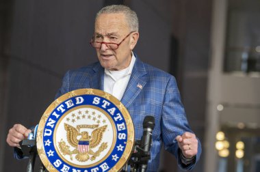 Senatör Schumer 'ın Demokratların Senatoyu Kontrolü Altında Tutması Sonrası Tasfiyesi. 13 Kasım 2022, New York, ABD: Senato Çoğunluk Lideri, ABD Senatör Chuck Schumer (D-NY), 13 Kasım 2022 'de demokratlar senatonun kontrolünü ele geçirdikten sonra basına konuştu. 
