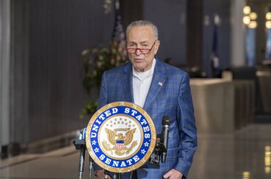 Senatör Schumer 'ın Demokratların Senatoyu Kontrolü Altında Tutması Sonrası Tasfiyesi. 13 Kasım 2022, New York, ABD: Senato Çoğunluk Lideri, ABD Senatör Chuck Schumer (D-NY), 13 Kasım 2022 'de demokratlar senatonun kontrolünü ele geçirdikten sonra basına konuştu. 