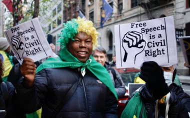 Brezilya Konferansı 'nda Brezilyalılar protesto etti. 14 Kasım 2022, New York, ABD: 14 ve 15 Kasım tarihlerinde New York 'ta düzenlenen LIDE Brezilya Konferansı sırasında bazı Brezilyalı protestocular Havard Club önünde toplandı