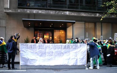 Brezilya Konferansı 'nda Brezilyalılar protesto etti. 14 Kasım 2022, New York, ABD: 14 ve 15 Kasım tarihlerinde New York 'ta düzenlenen LIDE Brezilya Konferansı sırasında bazı Brezilyalı protestocular Havard Club önünde toplandı