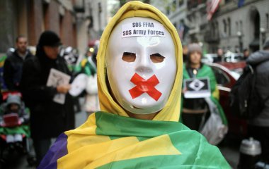 Brezilya Konferansı 'nda Brezilyalılar protesto etti. 14 Kasım 2022, New York, ABD: 14 ve 15 Kasım tarihlerinde New York 'ta düzenlenen LIDE Brezilya Konferansı sırasında bazı Brezilyalı protestocular Havard Club önünde toplandı