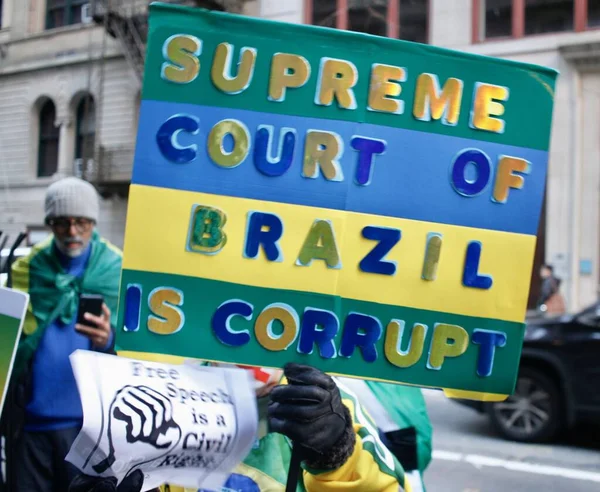 巴西人在Lide巴西会议 上抗议 2022年11月14日 美国纽约 在11月14日和15日于纽约举行的Lide巴西会议期间 一些巴西人聚集在哈沃德俱乐部前抗议 — 图库照片