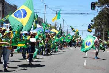 Başkan Jair Bolsonaro 'yu destekleyen protestocular Curitiba' daki kışlaların önünde protesto ediyorlar. 15 Kasım 2022, Curitiba, Parana, Brezilya: Brezilya Cumhurbaşkanı Jair Bolsonaro 'yu destekleyen protestocular bir gösteri düzenlediler