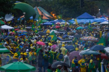 Brezilya Cumhurbaşkanı Jair Bolsonaro 'nun Rio de Janeiro' daki protestolarını destekleyenler. 15 Kasım 2022, Rio de Janeiro, Brezilya: Bolsonist göstericiler şehir merkezindeki Dük de Caxias Sarayı olarak bilinen Doğu Askeri Komutanlığı önünde protesto gösterileri düzenliyorlar. 