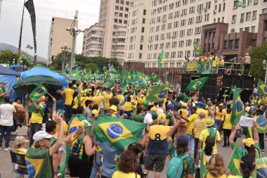 Brezilya Cumhurbaşkanı Jair Bolsonaro 'nun Rio de Janeiro' daki protestolarını destekleyenler. 15 Kasım 2022, Rio de Janeiro, Brezilya: Bolsonist göstericiler şehir merkezindeki Dük de Caxias Sarayı olarak bilinen Doğu Askeri Komutanlığı önünde protesto gösterileri düzenliyorlar. 